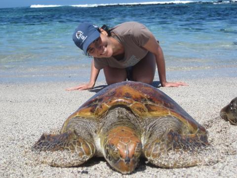 Verónica Cáceres Chamorro with a turtle