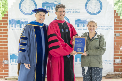 Eric Schott receiving Faculty mentor award