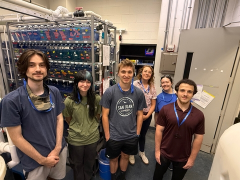 Interns in small tank room at IMET. 