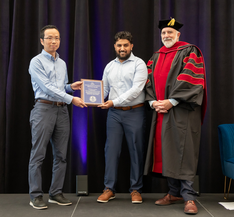 UMCES Professor Yantao Li receives 2024 Outstanding Faculty Mentor Award. Credit: Jill Jasuta.