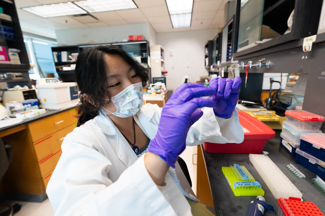 IMET Summer intern in lab